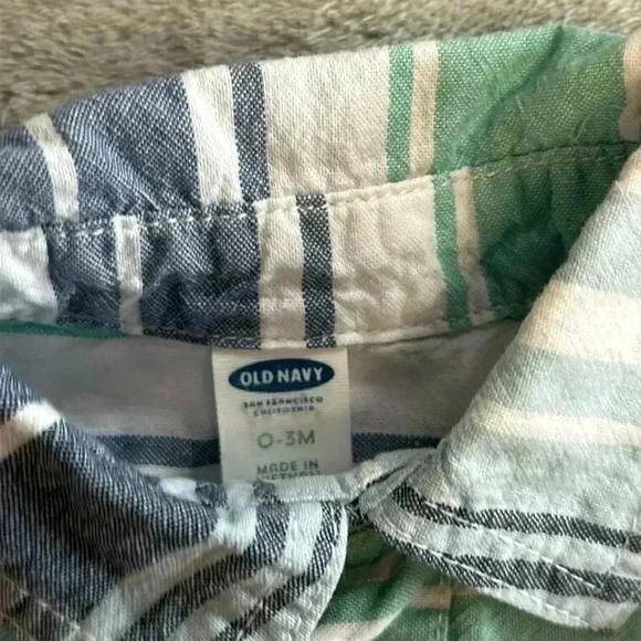 Old Navy - short sleeve shorts romper. Size 0 to  3 months - Picture 2 of 3